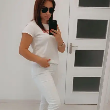 Valeria, 32