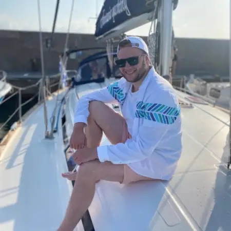 Viktor, 33
