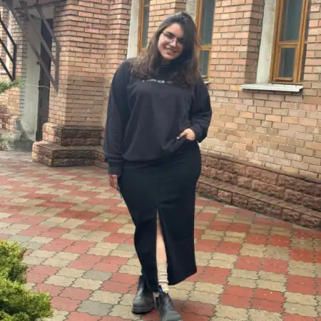 Леона, 28