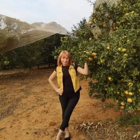 Vera, 44