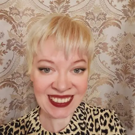 Julia, 47
