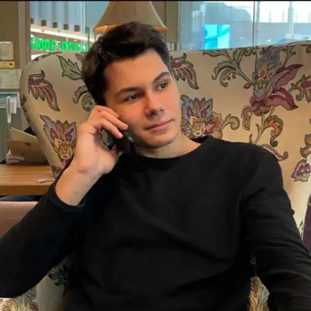 Александр, 22