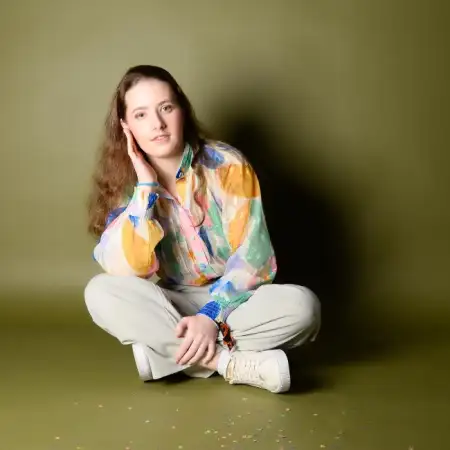 Viktoria, 23