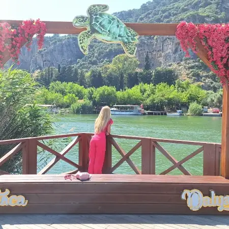 Dora, 32