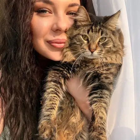 Дана, 32